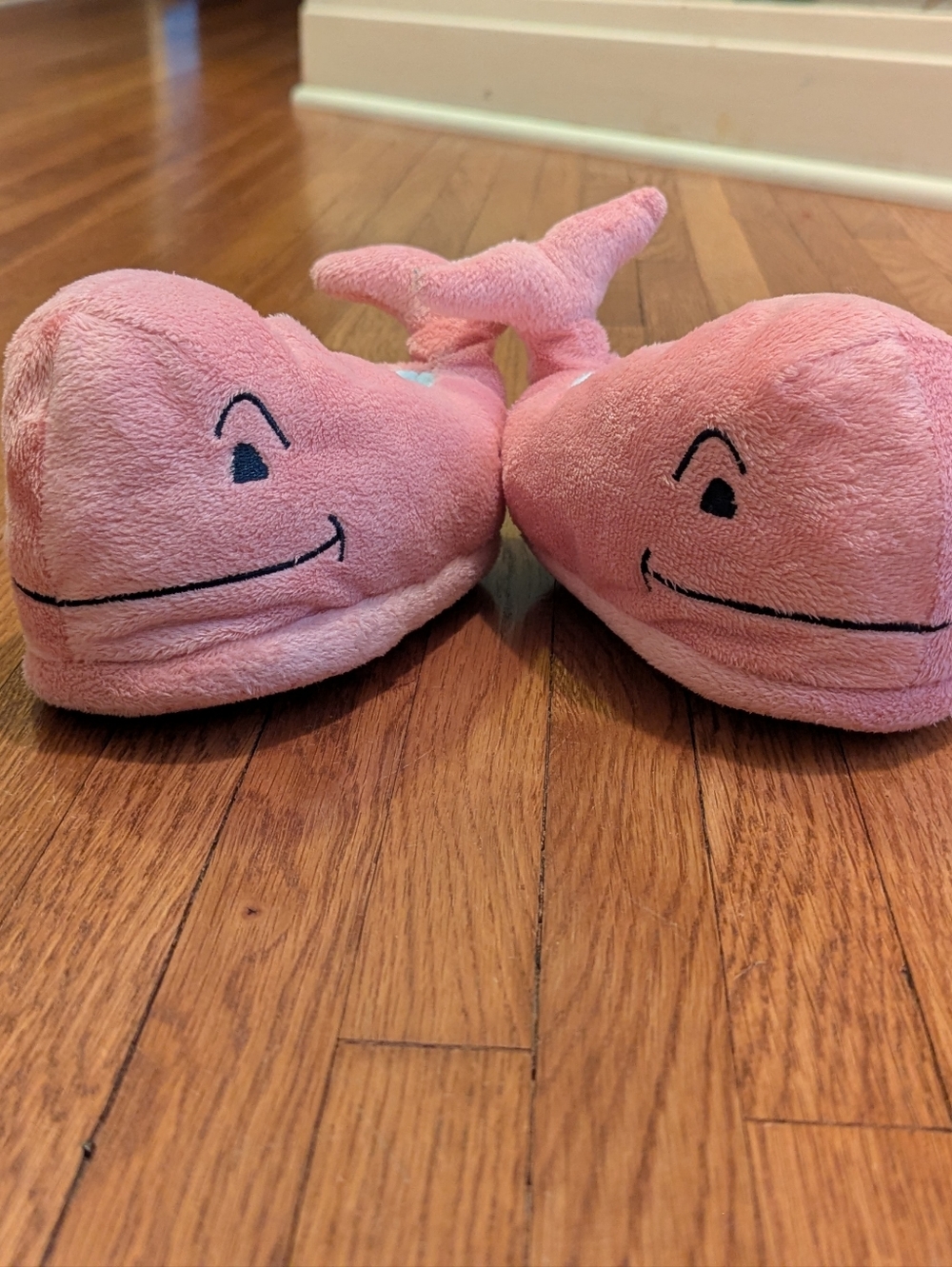 Vineyard Vines Pink Whale Slippers